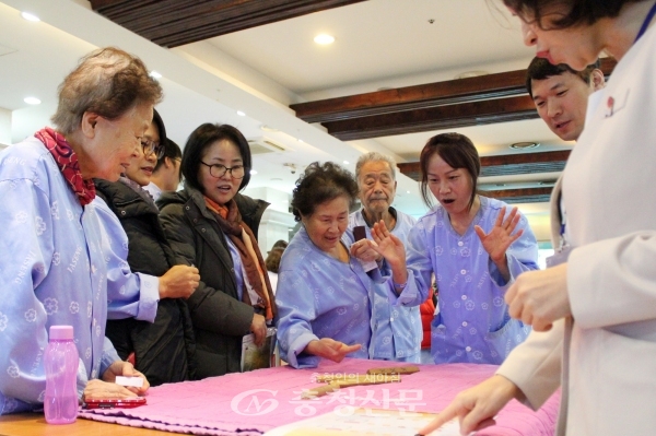 21일 대전자생한방병원 환자들이 설 맞이 행사에 참가해 의료진과 함께 윷놀이를 즐기고 있다.(사진=자생한방병원 제공)