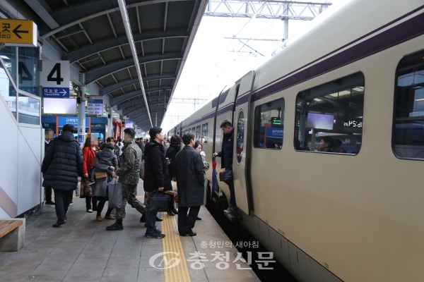 22일 설 연휴를 앞두고 대전역 플랫폼에서 승객들이 열차에 승하차 하고 있다.(사진=최홍석 기자)