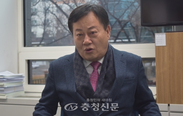 자유한국당 이은권 의원이 22일 대전시의회 기자실을 찾아 기자들의 질문에 답하고 있다. (사진=이성현 기자)