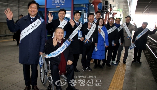 (왼쪽부터) 더불어민주당 대전시당 조승래 위원장과 이상민 국회의원, 김종천 의장을 비롯한 총선 예비후보자들이 대전역에서 설 귀향객에게 인사를 건네고 있다. (사진=민주당 제공)