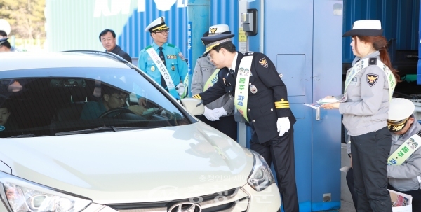 대전경찰은 23일 대전지역 주요 톨게이트에서 교통안전 캠페인을 펼쳤다. (사진=대전청 제공)