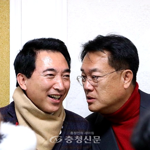 (왼쪽부터)박수현 전 靑 대변인과 정진석 국회의원이 지역 행사장에서 담소를 나누고 있다.<사진=정영순 기자>