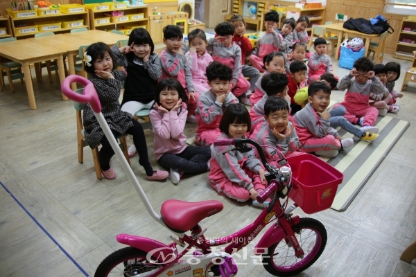 자전거 안전 교육 (색동유치원 어린이 안전교육 모습)  (사진=옥천군제공)