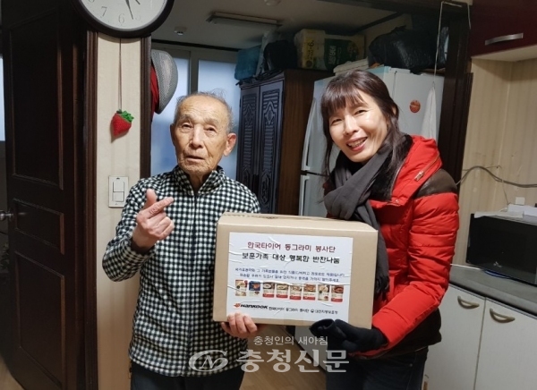 한국타이어 봉사단 한 회원이 대덕구 거주 독거노인에게 물품을 전달하고 있다. (사진=보훈청 제공)