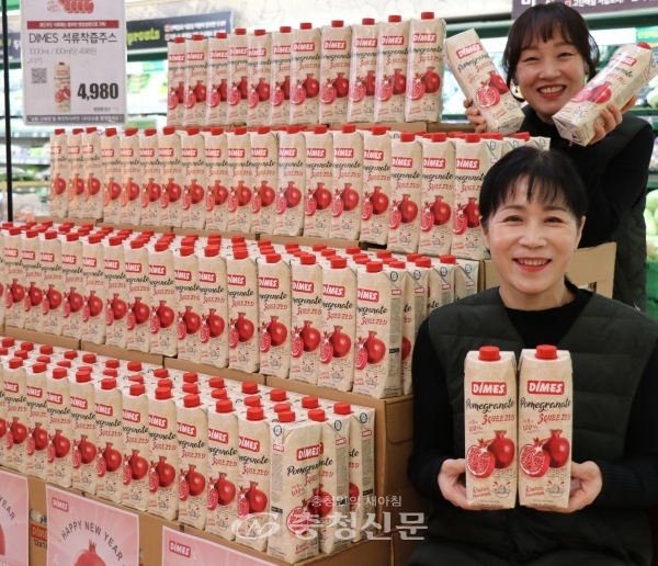 롯데마트 노은점 직원들이 지하1층 식품코너에서 레드푸드 석류 착즙주스를 선보이고 있다.(사진=롯데쇼핑 제공)