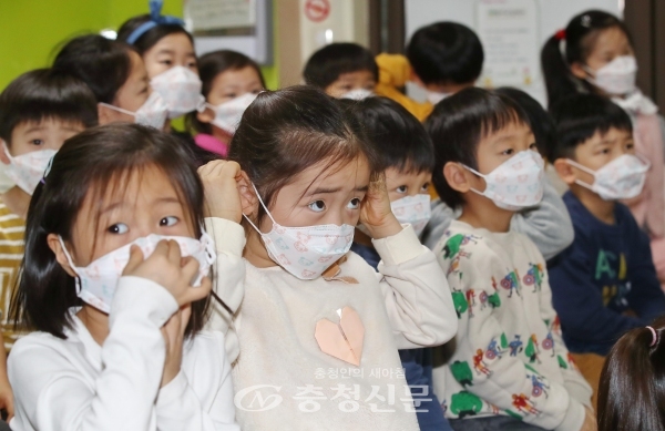 어린이들이 보건강사로부터 올바른 마스크 쓰는 법을 배우고 있다.(연합뉴스)