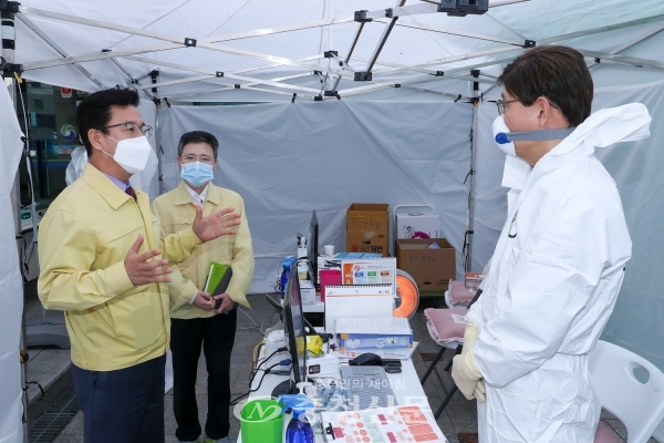허태정 대전시장이 30일 서구보건소를 찾아 신종코로나바이러스 감염증 관련 현장 점검을 하고 있다.(사진=대전시 제공)