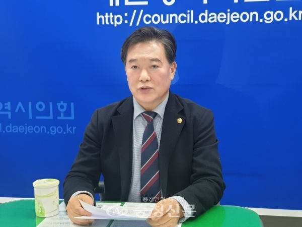 31일 민주당 소속 대전시의원 공동 성명서를 읽는 남진근 대전시의원. (사진=이성현 기자)