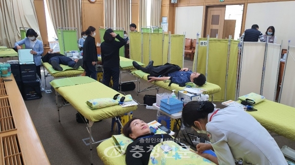 3일 대전시 공무원들이 신종 코로나바이러스로 비상이 걸린 혈액 수급 안정화를 위해 헌혈 운동에 나섰다. (사진=대한적십자사 대전세종충남혈액원 제공)