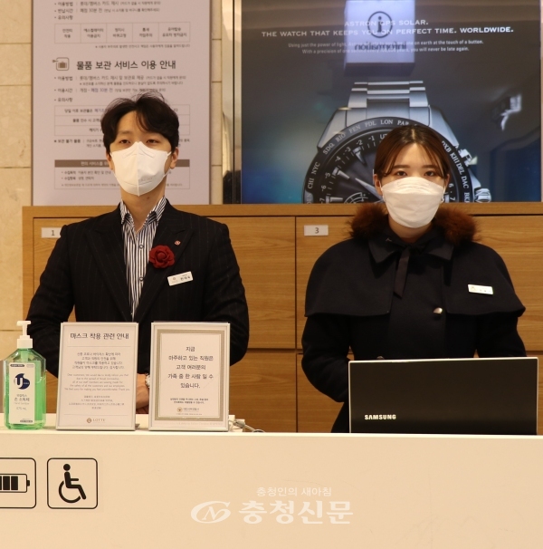 롯데백화점 대전점 안내데스크 직원들이 신종 코로나바이러스 확산에 대비해 마스크를 착용중이다. (사진=롯데쇼핑 제공)