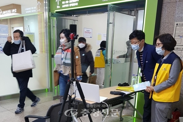 충남대학교병원에 설치된 발열감시 카메라로 병원에 출입하는 시민들의 상태를 살피고 있다.(사진=대전시 제공)