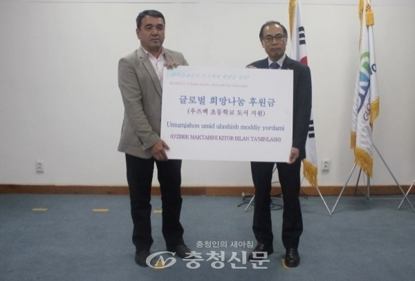 6일 한국조폐공사 도서구입 후원금 전달식에서 정상윤 기획이사(오른쪽)와 관계자가 기념 촬영하고 있다. (제공=한국조폐공사)