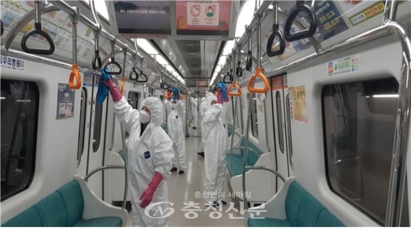 열차 손잡이 알코올 세척에 전념하고 있는 직원들.(사진=대전도시철도 제공)