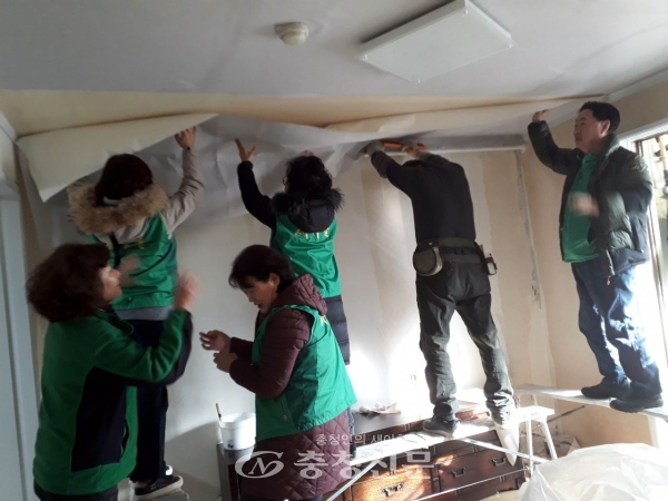 천안시 신방동 남․여새마을협의회가 지난 10일부터 11일까지 취약계층 가정을 대상으로 사랑의 집수리 사업을 실시했다. (사진=천안시 제공)