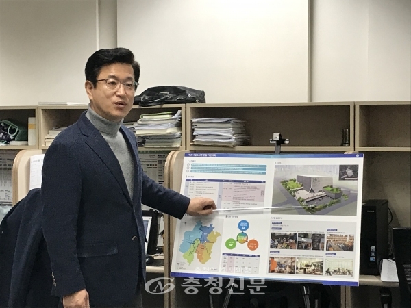 허태정 대전시장이 14일 시청 기자실에서 제2시립도서관 건설 계획을 설명하고 있다.(사진=한유영 기자)