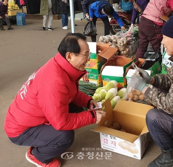 천안중앙시장에서 상인들과 인사를 나누고 있는 박상돈 예비후보