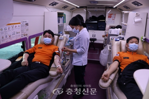 유성소방서가 18일 도룡동 청사에서 동절기 혈액수급 부족에 따른 헌혈에 참여하고 있다.(사진=유성소방서 제공)
