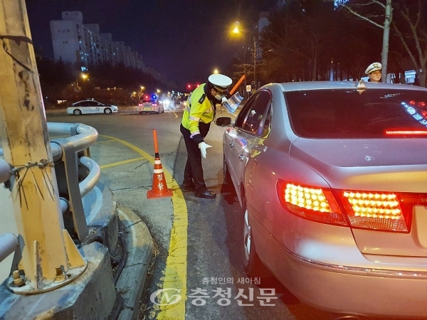 대전둔산경찰서는 18일 오후 10시, 서구 만년동 만년네거리에서 음주운전 단속을 펼쳤다. (사진=대전경찰청 제공)