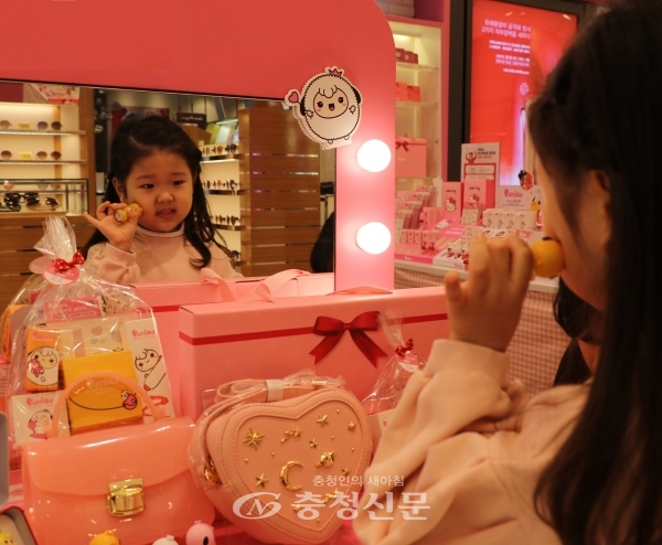 롯데백화점 대전점의 어린이 화장품 전문브랜드 '뿌띠슈'를 방문한 고객이 화장품을 체험하고 있다. (사진=롯데쇼핑 제공)