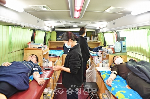 20일 한국조폐공사 사랑의 헌혈 행사에 참석한 임직원들이 헌혈하고 있다. (제공=한국조폐공사)