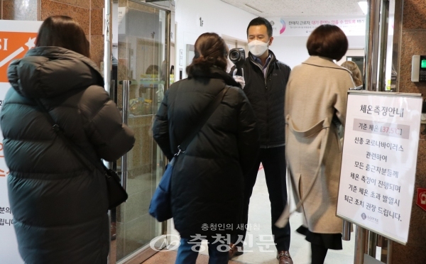 롯데백화점 대전점 지원팀 직원이 직원 출입구에서 출근하는 직원들의 열 체크를 하고 있다. (사진=롯데쇼핑 제공)