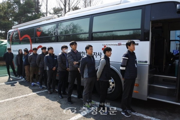 21일 헌혈을 하기 위해 줄을 선 대전시설공단 직원들.(사진=대전시설공단 제공)