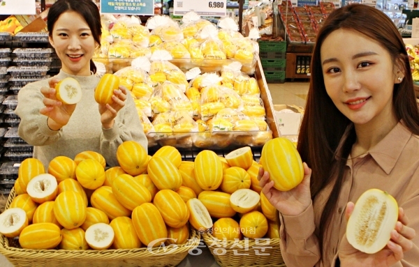롯데마트 직원들이 올해 첫 수확한 성주 참외를 선보이고 있다. (사진=롯데쇼핑 제공)