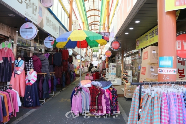 코로나19 여파로 대전 전통시장인 중앙시장에 손님이 없어 한가한 모습이다.(사진=최홍석 기자)
