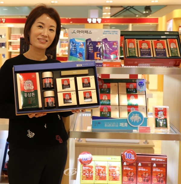 롯데백화점 대전점 직원이 지하1층 정관장 매장에서 면역력 향상에 도움을 주는 건강 기능 식품을 선보이고 있다. (사진=롯데쇼핑 제공)