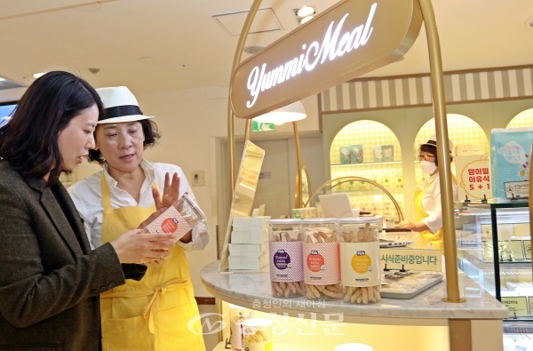 갤러리아타임월드 5층 얌이밀 매장에서 고객이 이유식을 구매하고 있다. (사진=한화갤러리아타임월드 제공)