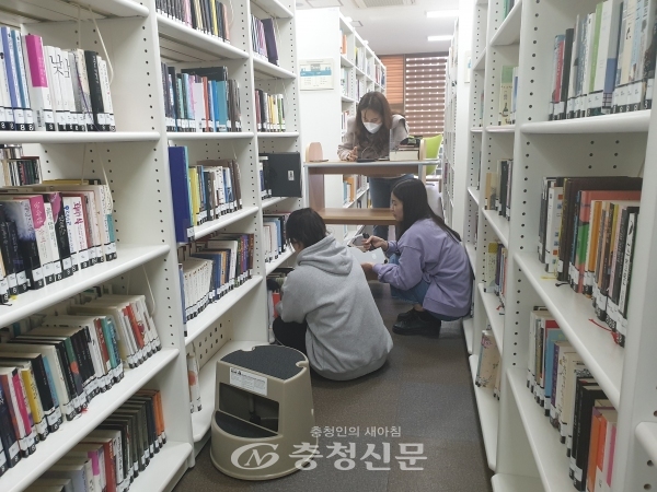 증평군립도서관 직원들이 장서 점검에 열중하고 있다. (사진=증평군립도서관 제공)