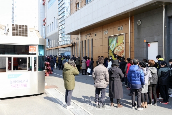2일 대전원예농협 하나로마트에서 마스크를 구매하기 위한 시민들 100여명이 줄을 서고 있다. (사진=최홍석 기자)