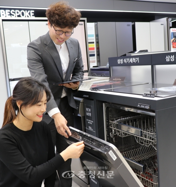 롯데백화점 대전점 지하1층 삼성전자 매장에서 고객이 식기세척기를 살펴보고 있다. (사진=롯데쇼핑 제공)
