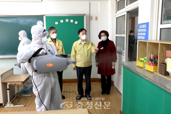 설동호 대전교육감은 5일 대전만년초등학교를 방문해 학교현장의 감염병 대응조치 현황을 점검했다. (사진=대전교육청 제공)