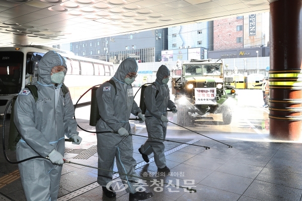 육군 32사단이 6일 대전복합터미널에서 코로나19 감염 확산 방지를 위한 방역활동을 펼치고 있다.(사진=대전시 제공)