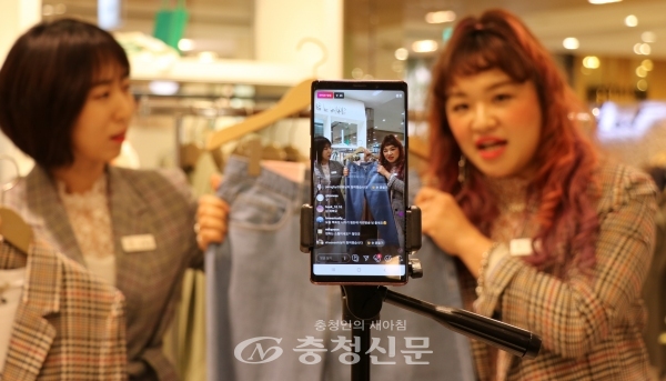 롯데백화점 대전점 직원들이 소셜미디어를 통해 여성의류 매장의 상품을 선보이는 라이브 방송을 진행하고 있다. (사진=롯데쇼핑 제공)