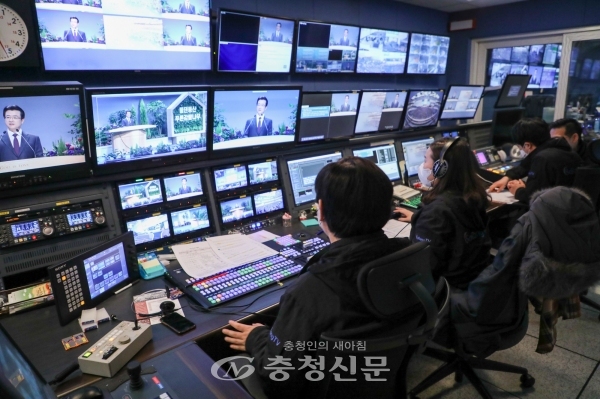 사진은 온라인 주일예배 생중계를 진행하는 모습. (연합뉴스)