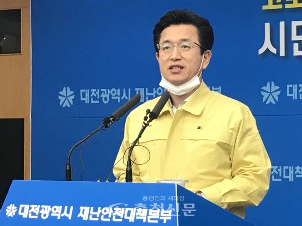 허태정 대전시장이 12일 코로나19 관련 브리핑에서 대전의료원 건립 필요성을 역설하고 있다.(사진=한유영 기자)