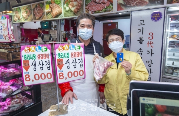 박정현 구청장은 지난 13일 매주 금요일 삼겹살데이 행사를 진행하고 있는 중리전통시장을 찾아 행사에 동참했다.(사진=대덕구 제공)