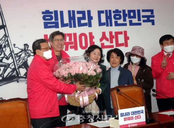 박형준·신세돈 미래통합당 공동선대위원장이 31일 국회 미래통합당 회의실에서 열린 선거전략대책회의에서 지지자들로부터 핑크 장미를 받고 있다. (사진=최병준 기자)