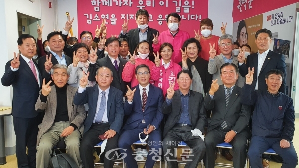 김소연 후보가 31일 ‘반문’연대를 상징하는 선거대책위원회 출범식을 가졌다.