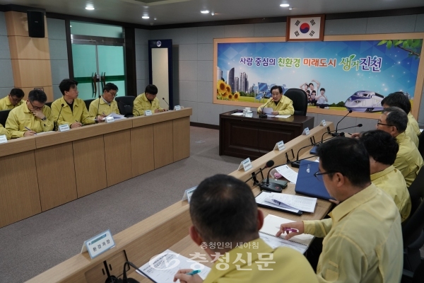 진천군청 소회의실에서 코로나19 대응회의가 열리는 모습. (사진=진천군 제공)