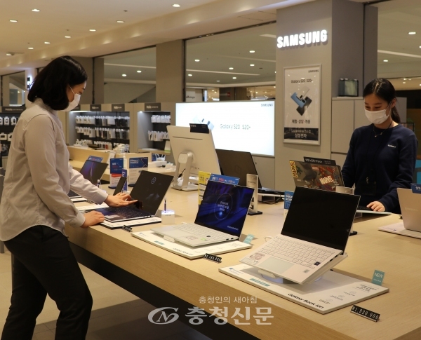 오는 9일 시작되는 온라인 개학을 앞두고 롯데백화점 대전점 8층 삼성 모바일 매장에서 직원들이 노트북과 태블릿 PC를 선보이고 있다. (사진=롯데쇼핑 제공)