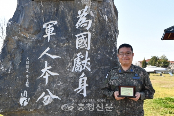 공군 제1전투비행단 항공정비전대 김덕중 상사.