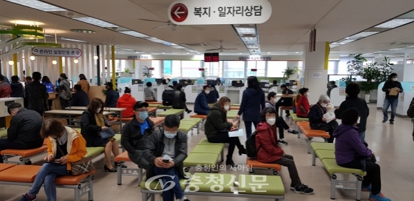 6일 오전 대전고용복지플러스센터가 실업 상담을 받기 위해 찾아온 방문객들로 붐비고 있다. (촬영= 이정화 기자)