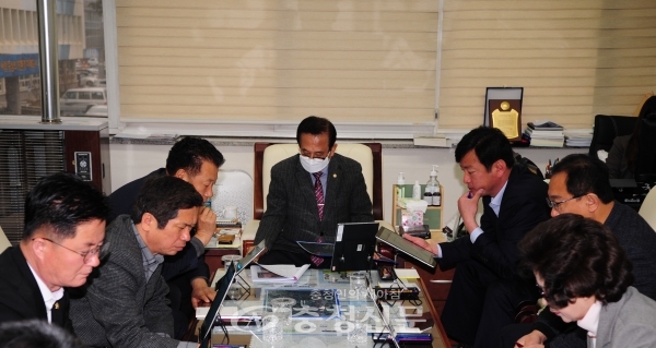 진천군의회는 8일 열린 의원 간담회에서 해외연수 예산 4450만원을 전액 반납하기로 했다. (사진=진천군의회 제공)