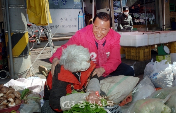 미래통합당 홍성·예산 홍문표 국회의원 후보가 예산역전 전통시장에서 코로나19 여파로 어려워진 시장상인과 대화를 나누고 있다. (사진=최병준 기자)