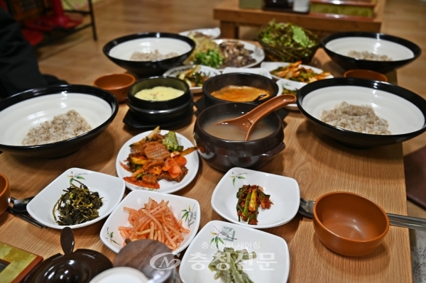 얼룩배기식당  보리밥정식 한상모습.         (사진=옥천군제공)