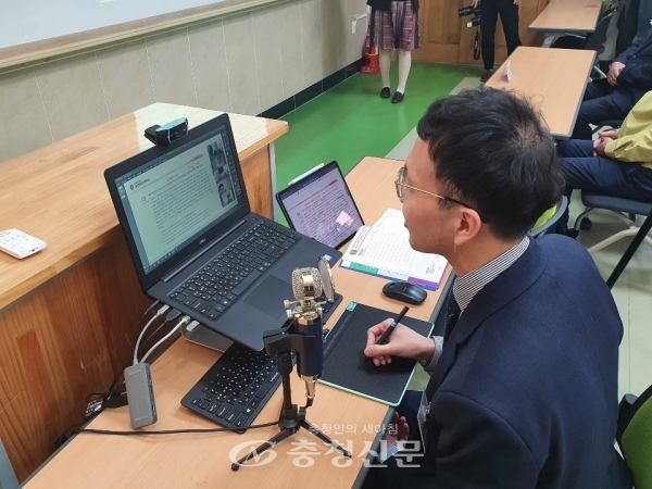 온라인 개학이 시작된 9일 오전 대전대성고등학교에서 원격수업이 진행 중이다. 이관우 기자