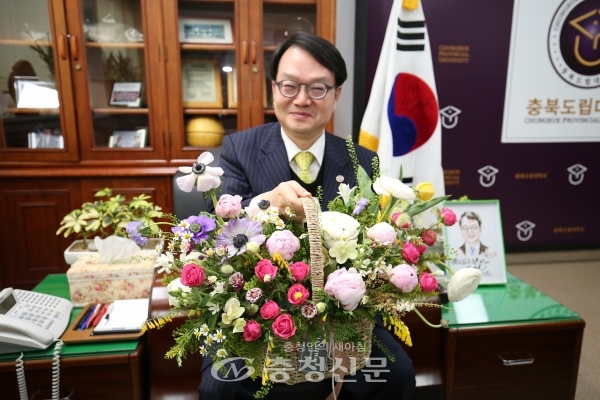 공병영 총장이 화훼농가를 돕기 위한 ‘꽃 선물 릴레이 캠페인’에 참여했다. (사진=도립대제공)